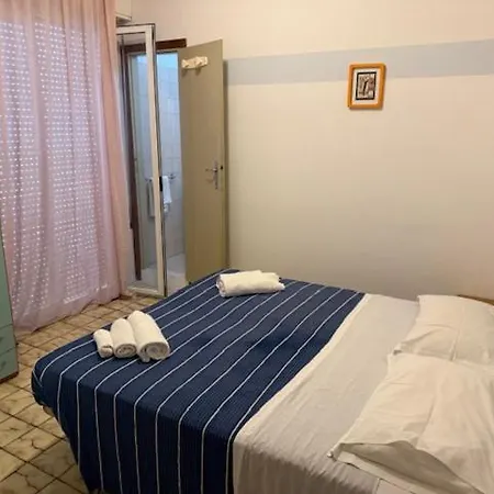 Gin Hotel 2*